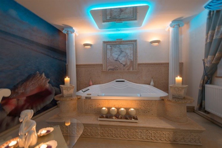 Darstellung des Griechenlandzimmers mit griechischem Interieur wie Säulen und griechische Büsten