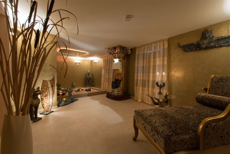 Ansicht des Zimmers mit einer Einrichtung im ägyptischen Stil