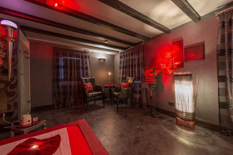 Darstellung des Transsylvanien-Zimmer ganz in rot und schwarz eingerichtet wie Draculas Schloss