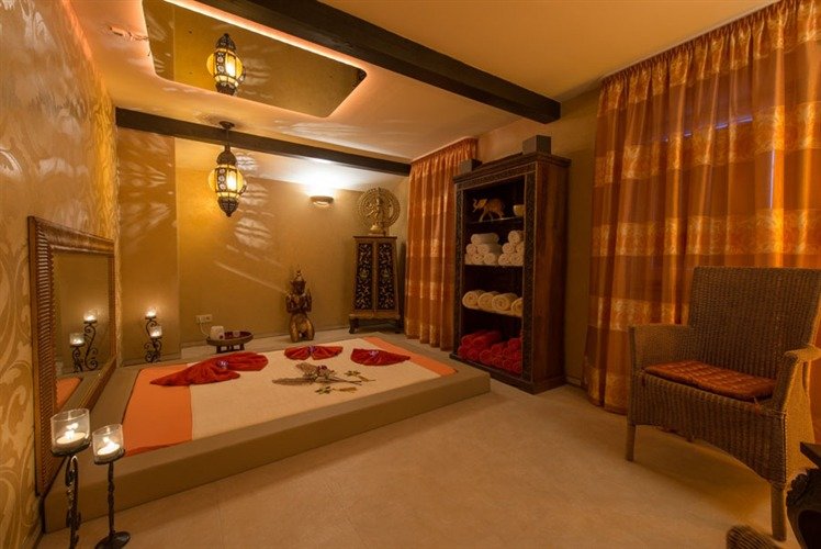 Darstellung des Indeienzimmers mit der Einrichtung ganz im indischen Stil